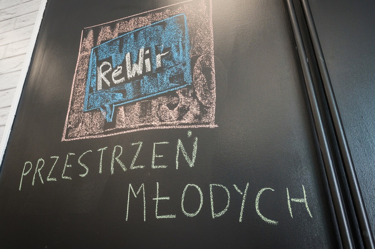 W kolejnej dzielnicy powstała nowa przestrzeń dla młodych. Młodzież z Felina ma swój ReWir 2 Ściana z napisem ReWir Przestrzeń Młodych