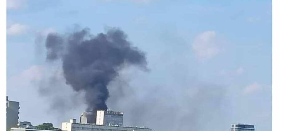 Płonie samochód w centrum miasta. Dym widać z dużych odległości w mieście. 1 Pożar auta UMCS