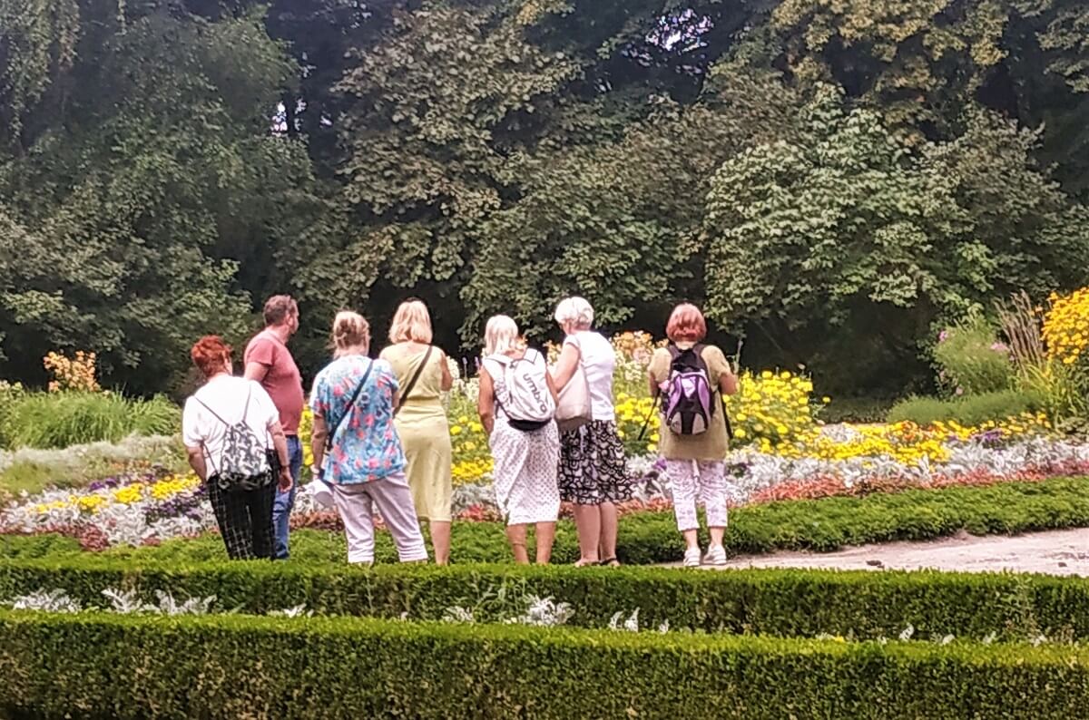 Lato pełne atrakcji dla seniorów. Sprawdź propozycje zajęć 1 Seniorzy w Ogrodzie Botanicznym