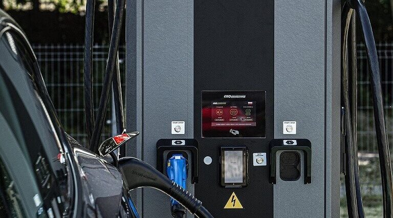 Doładuj pojazd elektryczny pod sklepem sieci Biedronka. 30 minut ładowania odpowiada 200 km zasięgu 3 Szybkie ładowarki pod Biedronkami