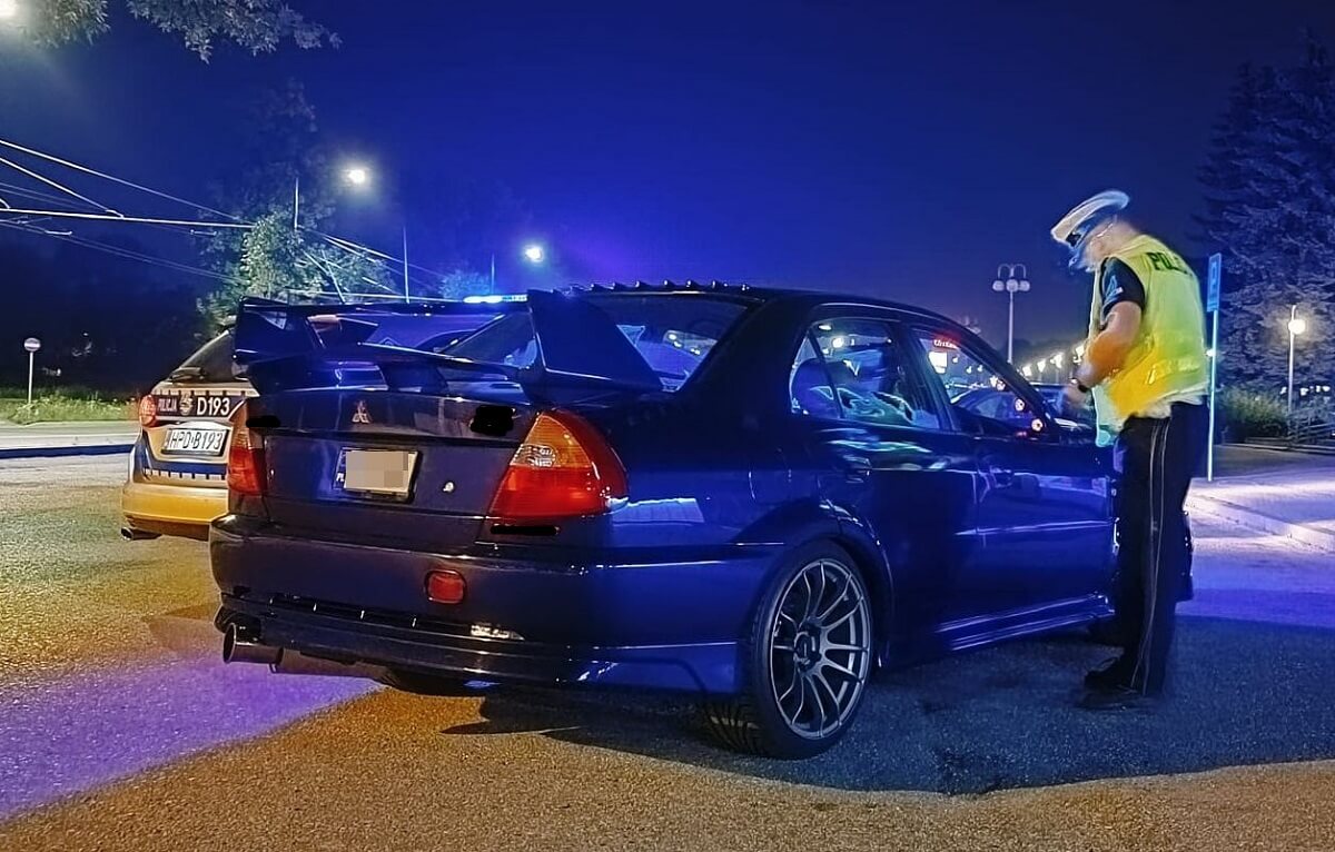 Policja polowała na amatorów nocnych driftów. Niektóre auta nie nadawały się do dalszej jazdy, wróciły na lawetach 3 Policjant kontrolujący Mitsubishi w ramach akcji "stop-drift"