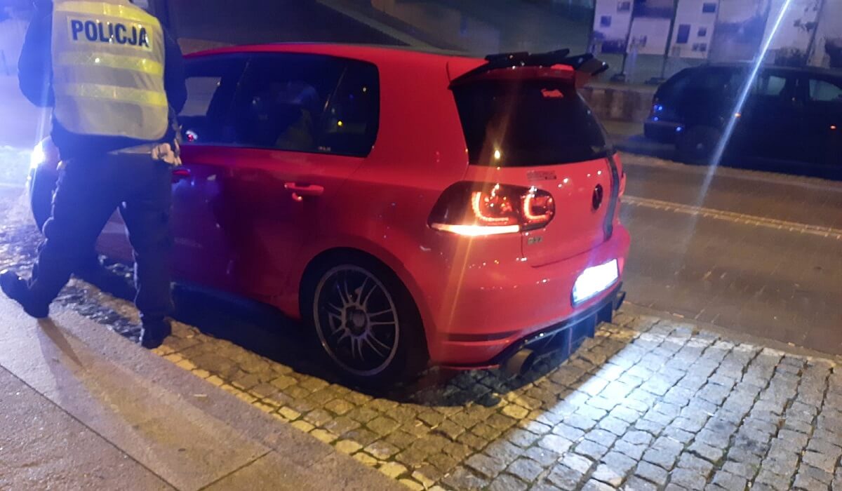 Policja polowała na amatorów nocnych driftów. Niektóre auta nie nadawały się do dalszej jazdy, wróciły na lawetach 2 Policyjna kontrola Volkswagena w ramach akcji "stop-drift"