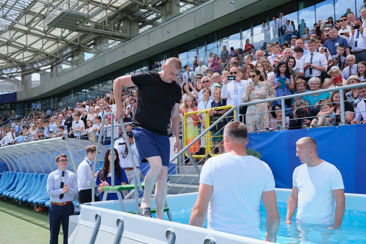 Chrzest świadków Jehowy na Arenie Lublin