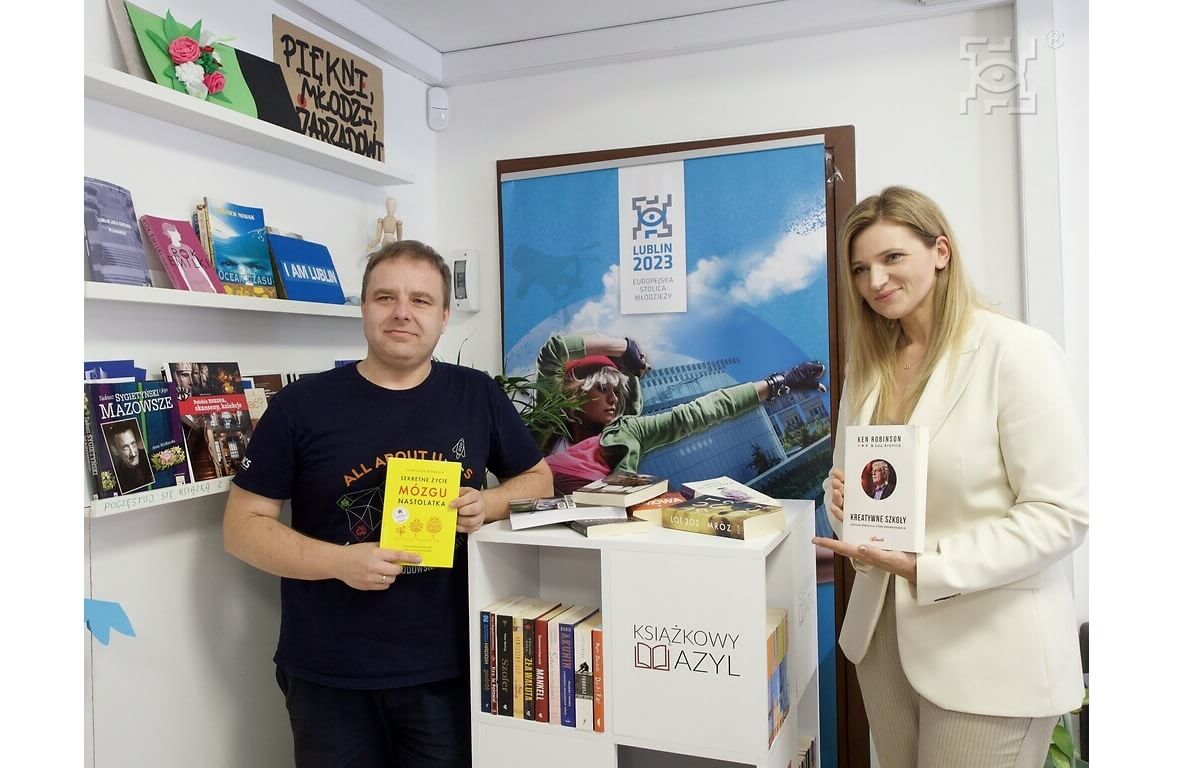 W młodzieżowej przestrzeni Hej! powstał Książkowy Azyl 1 Marcin Bernacki, Prezes Fundacji ExLegere, Beata Stepaniuk-Kuśmierzak, Zastępczyni Prezydenta Miasta Lublin ds. Kultury, Sportu i Partycypacji