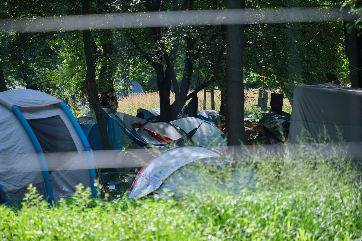 Setki namiotów w Parku Ludowym. Teren jest ogrodzony i niedostępny dla mieszkańców 2 Namioty cyrkowców w Parku Ludowym