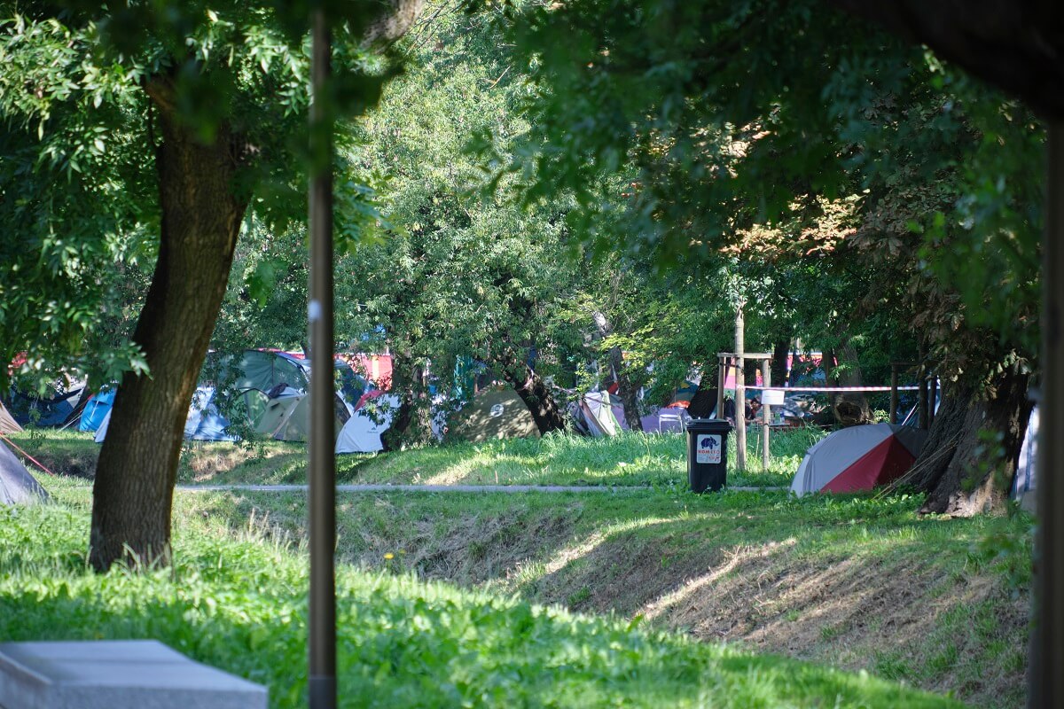 Setki namiotów w Parku Ludowym. Teren jest ogrodzony i niedostępny dla mieszkańców 4 Namioty cyrkowców w Parku Ludowym