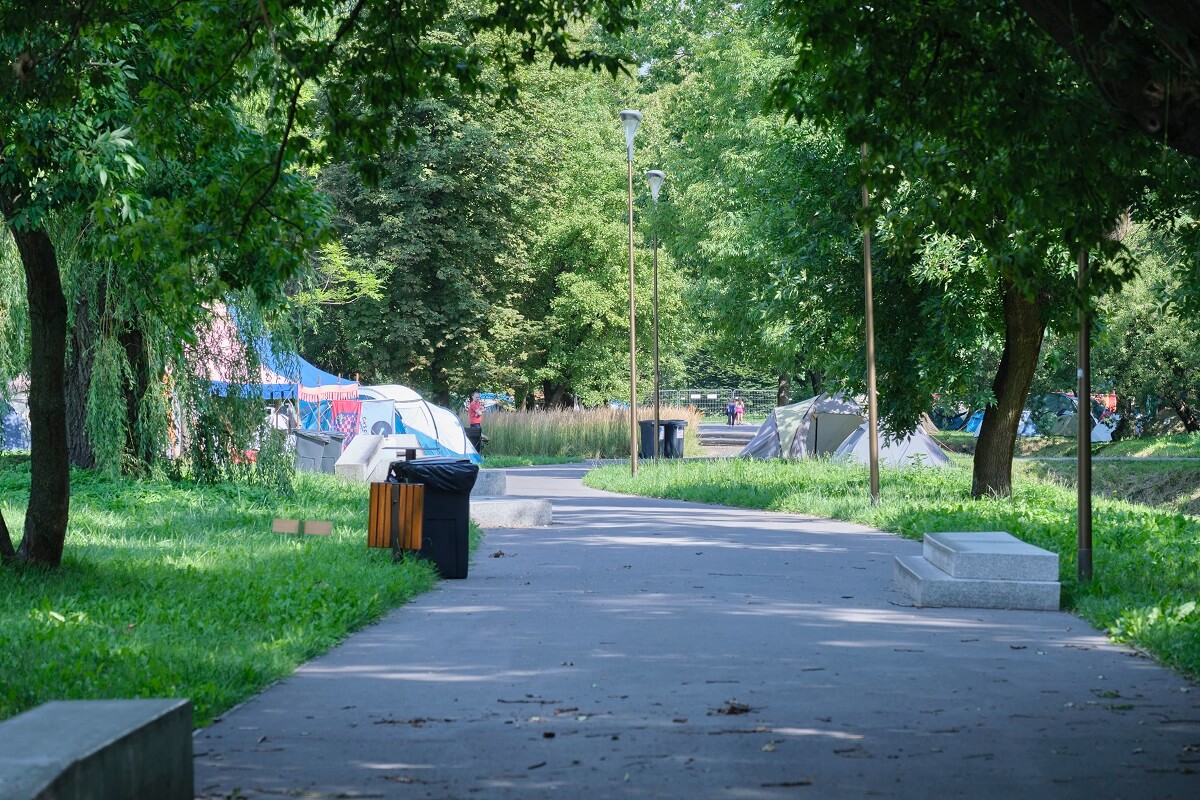 Setki namiotów w Parku Ludowym. Teren jest ogrodzony i niedostępny dla mieszkańców 5 Namioty cyrkowców w Parku Ludowym