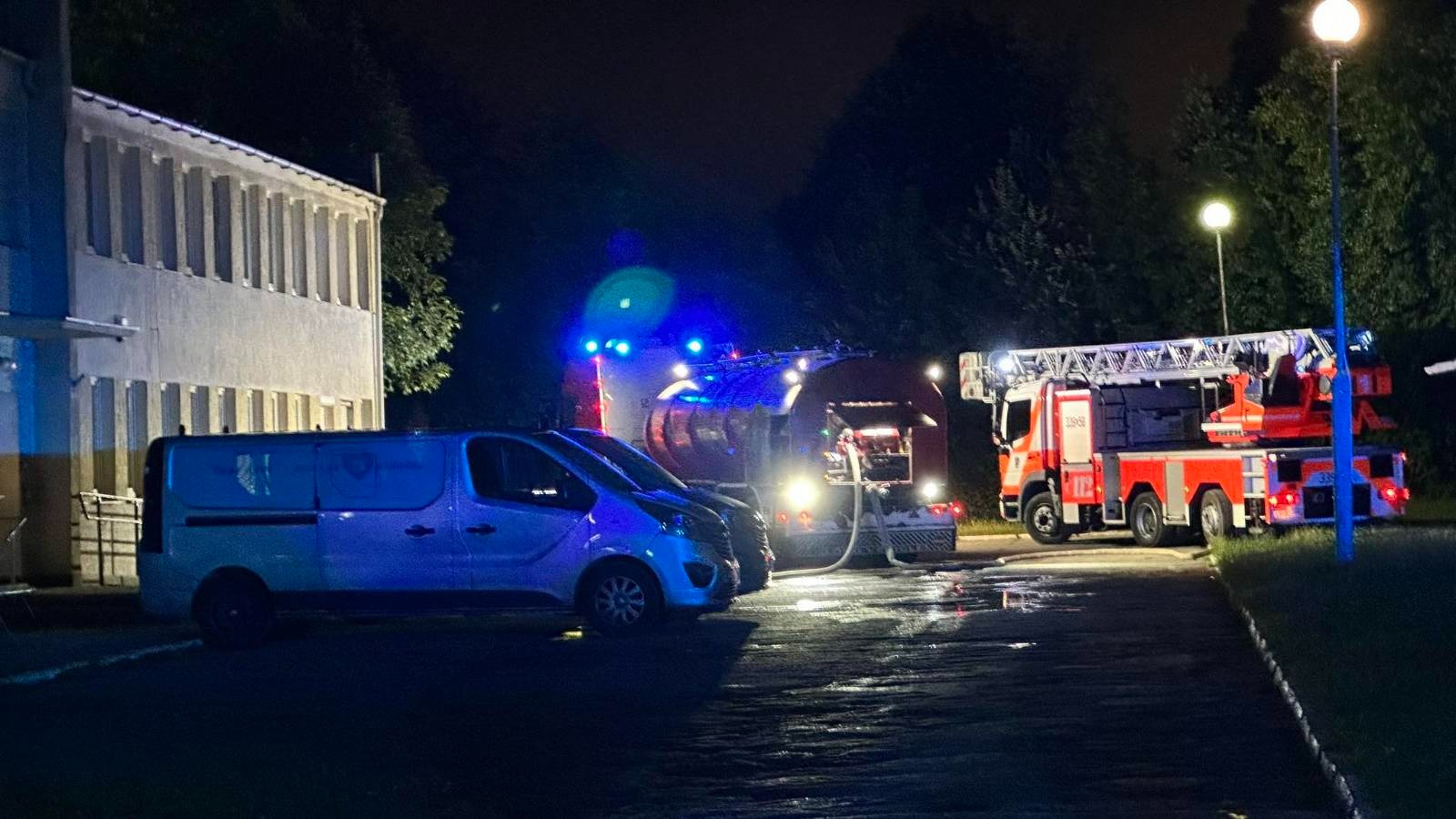 Lublin. Nocny pożar drukarni na Felinie. Dym był widoczny z wielu kilometrów. Ogromne straty 1 Pożar drukarni przy ul. Doświadczalnej w Lublinie