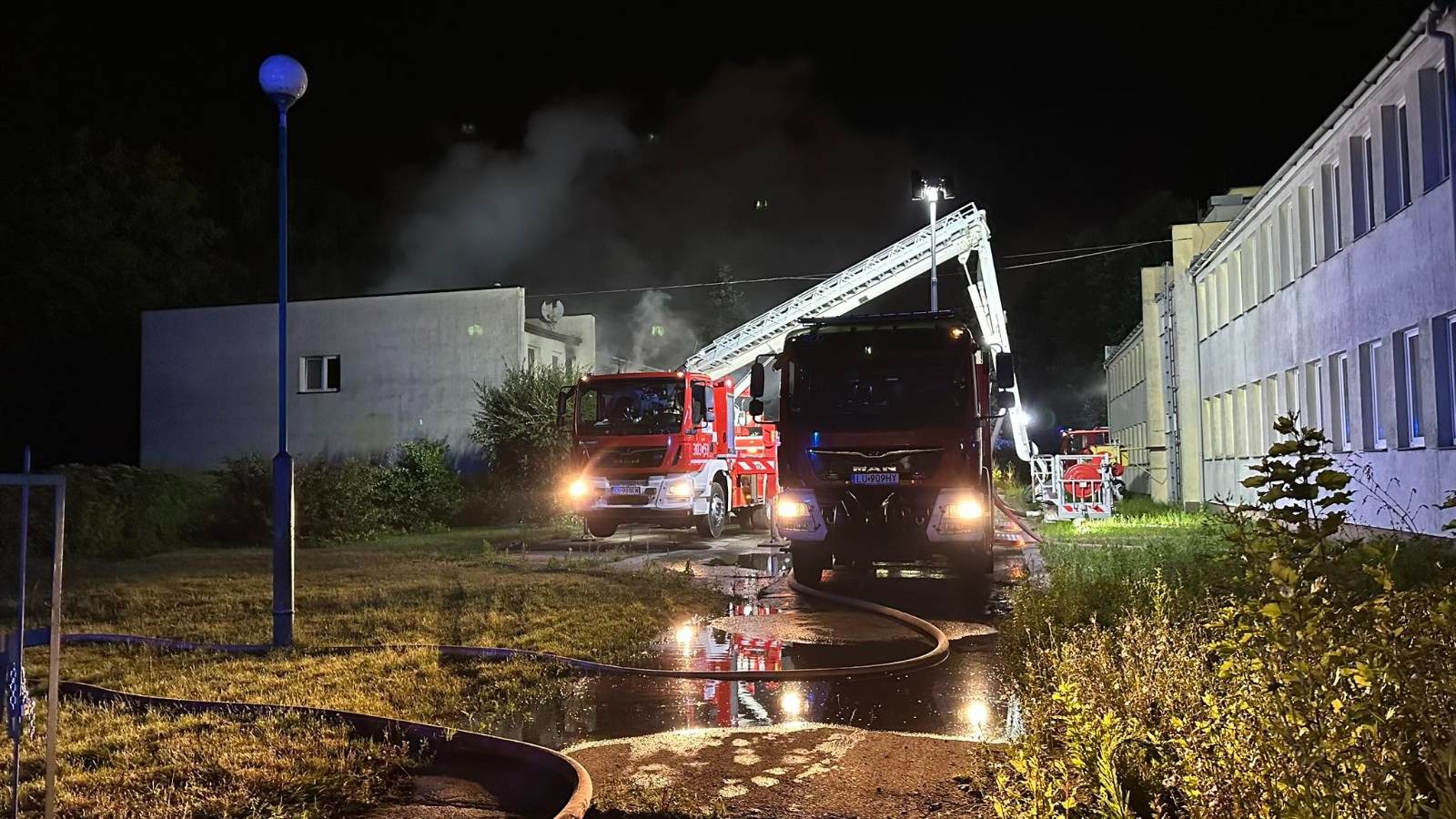Lublin. Nocny pożar drukarni na Felinie. Dym był widoczny z wielu kilometrów. Ogromne straty 2 Pożar drukarni przy ul. Doświadczalnej w Lublinie
