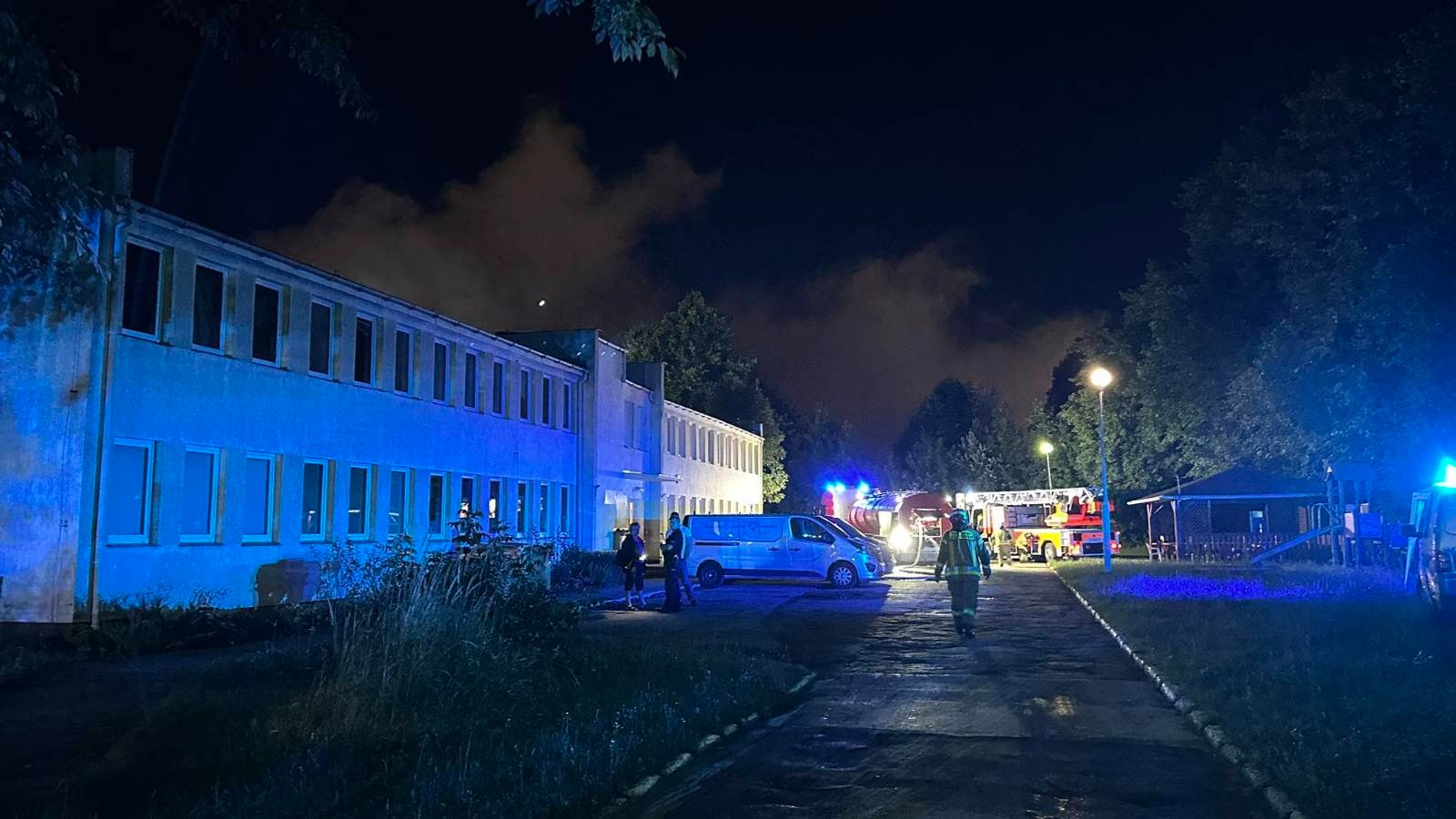 Lublin. Nocny pożar drukarni na Felinie. Dym był widoczny z wielu kilometrów. Ogromne straty 6 Pożar drukarni przy ul. Doświadczalnej w Lublinie
