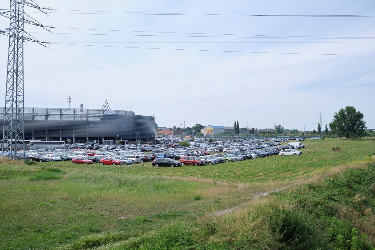Kongres Świadków Jehowy w Lublinie zgromadził tysiące ludzi. W sobotę chrzest na murawie Areny Lublin 1 Samochody zaparkowane wokół stadionu Arena Lublin