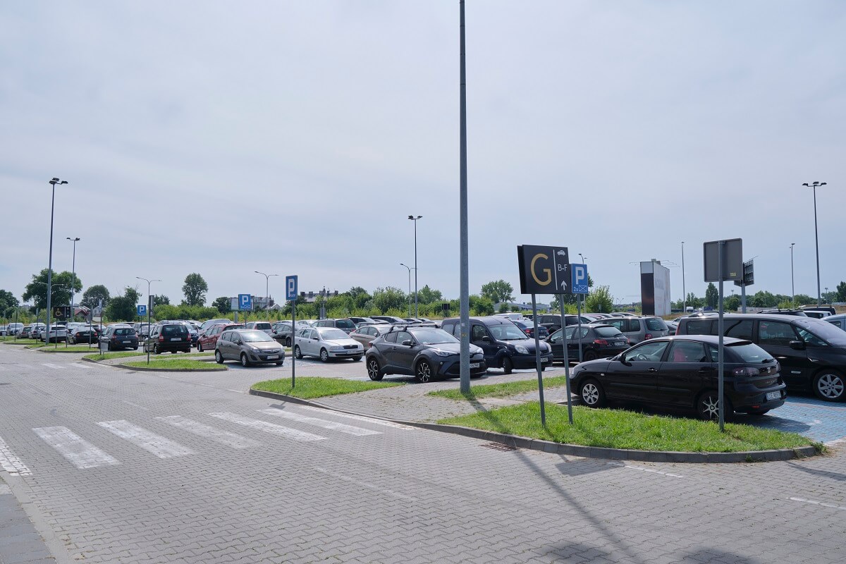 Kongres Świadków Jehowy w Lublinie zgromadził tysiące ludzi. W sobotę chrzest na murawie Areny Lublin 3 Samochody zaparkowane wokół stadionu Arena Lublin