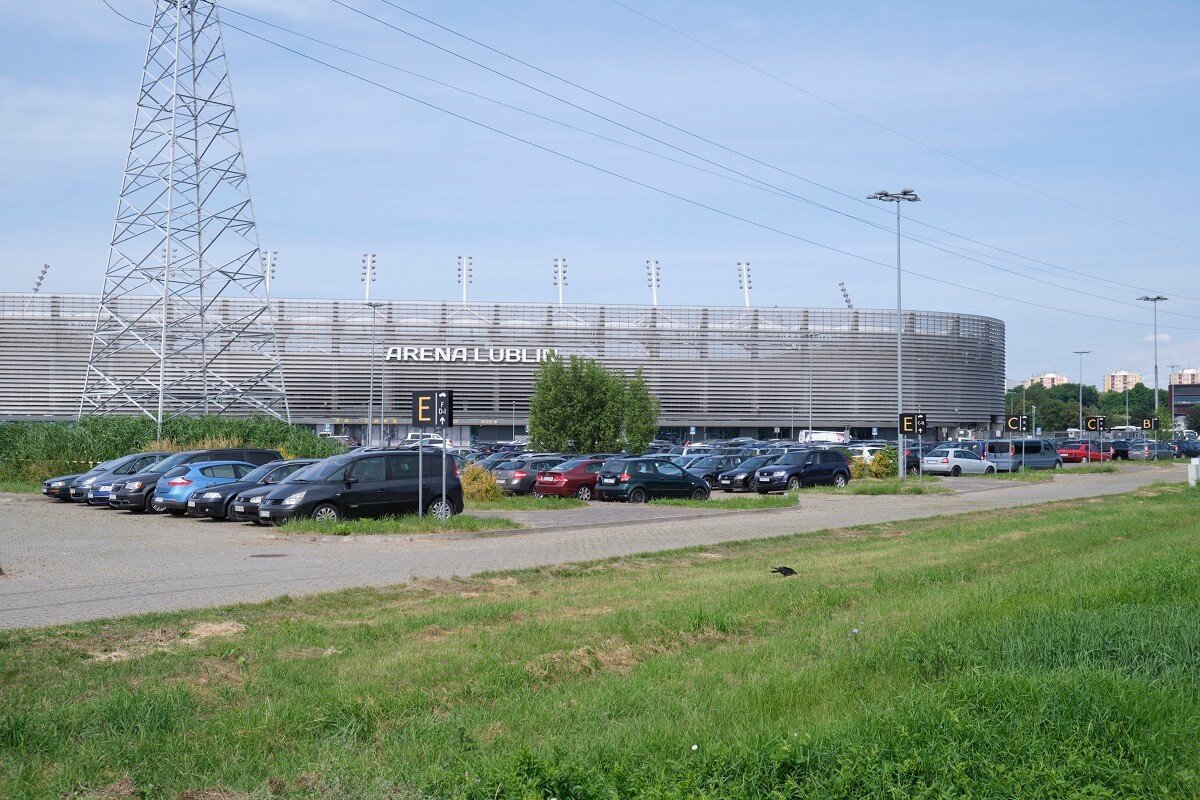 Kongres Świadków Jehowy w Lublinie zgromadził tysiące ludzi. W sobotę chrzest na murawie Areny Lublin 2 Samochody zaparkowane wokół stadionu Arena Lublin