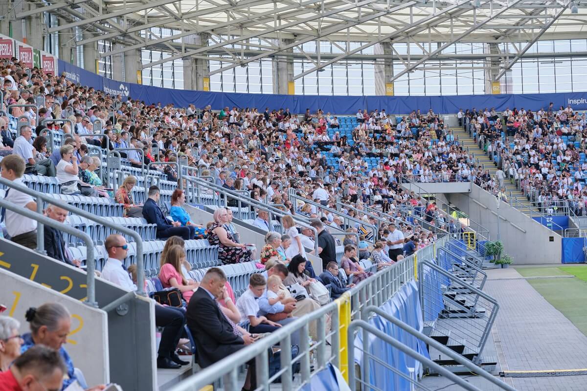 Kongres Świadków Jehowy w Lublinie zgromadził tysiące ludzi. W sobotę chrzest na murawie Areny Lublin 6 Świadkowie Jehowy na stadionie Arena Lublin