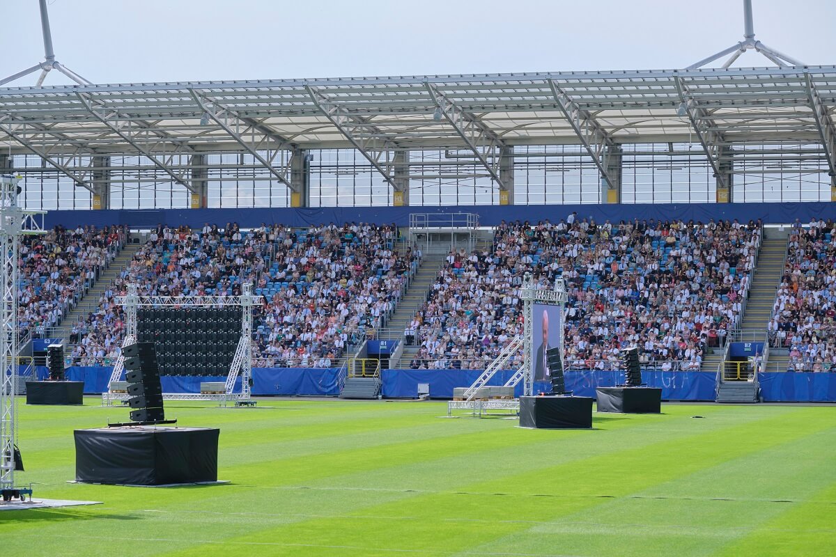 Kongres Świadków Jehowy w Lublinie zgromadził tysiące ludzi. W sobotę chrzest na murawie Areny Lublin 5 Świadkowie Jehowy na stadionie Arena Lublin