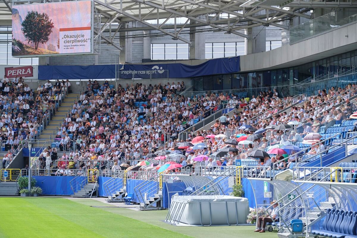 Kongres Świadków Jehowy w Lublinie zgromadził tysiące ludzi. W sobotę chrzest na murawie Areny Lublin 4 Świadkowie Jehowy na stadionie Arena Lublin