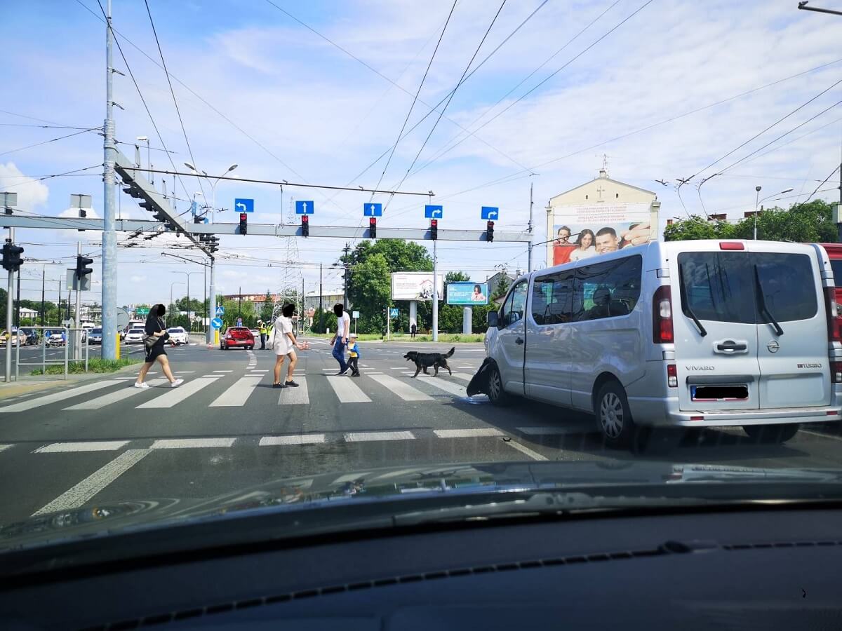 Wypadek na skrzyżowaniu w Lublinie. Utrudniony przejazd, kobieta z dzieckiem przewiezieni do szpitala 3 Zderzenie opla z seatem na skrzyżowaniu w Lublinie