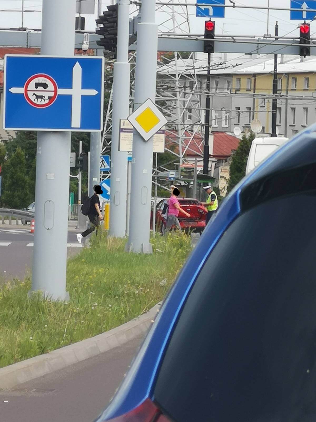 Wypadek na skrzyżowaniu w Lublinie. Utrudniony przejazd, kobieta z dzieckiem przewiezieni do szpitala 1 Zderzenie opla z seatem na skrzyżowaniu w Lublinie