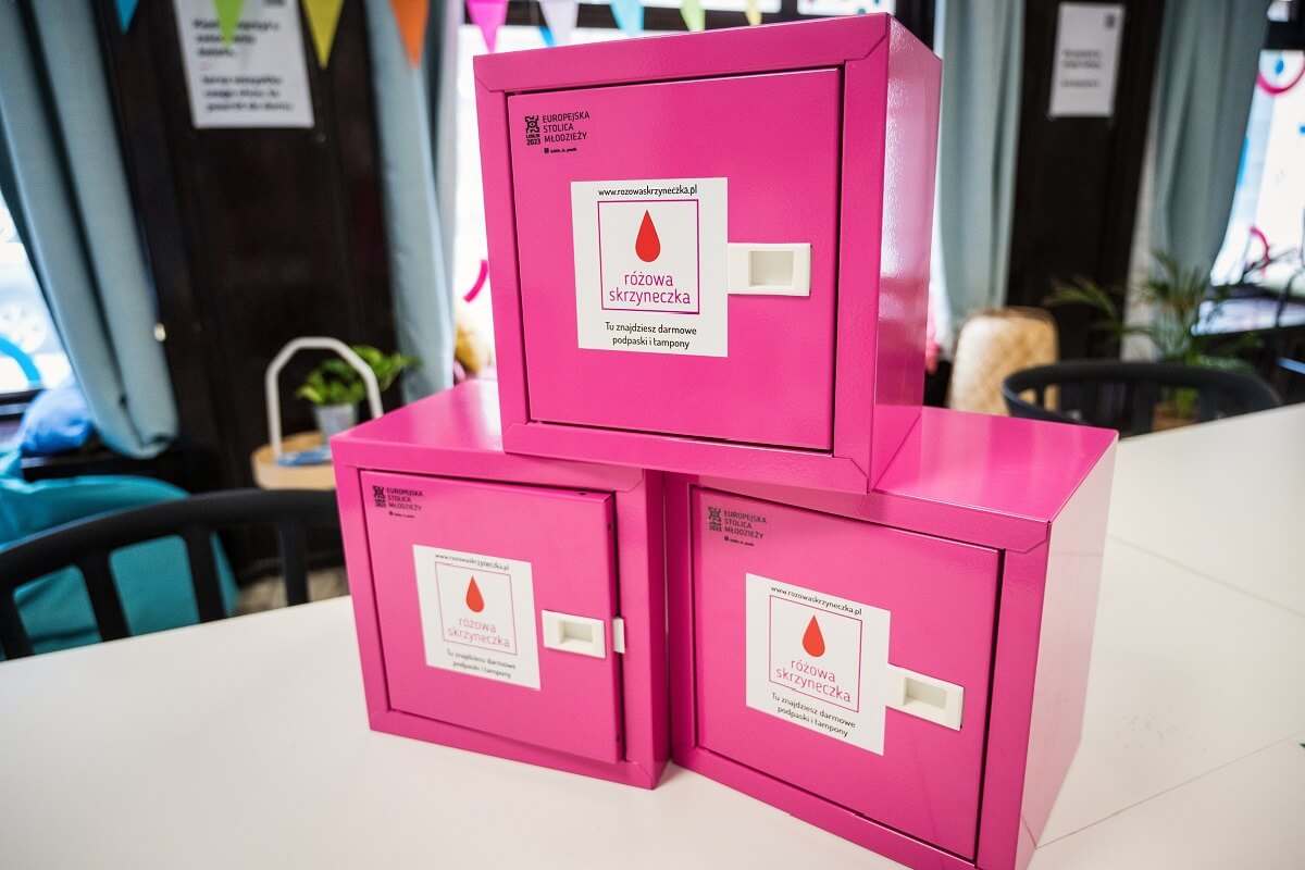 Lublin. Do szkół trafią różowe skrzyneczki. Problem, o którym się mało mówi, doczekał się solidnego wsparcia miasta 3 różowe skrzyneczki menstruacyjne w lubelskich szkołach