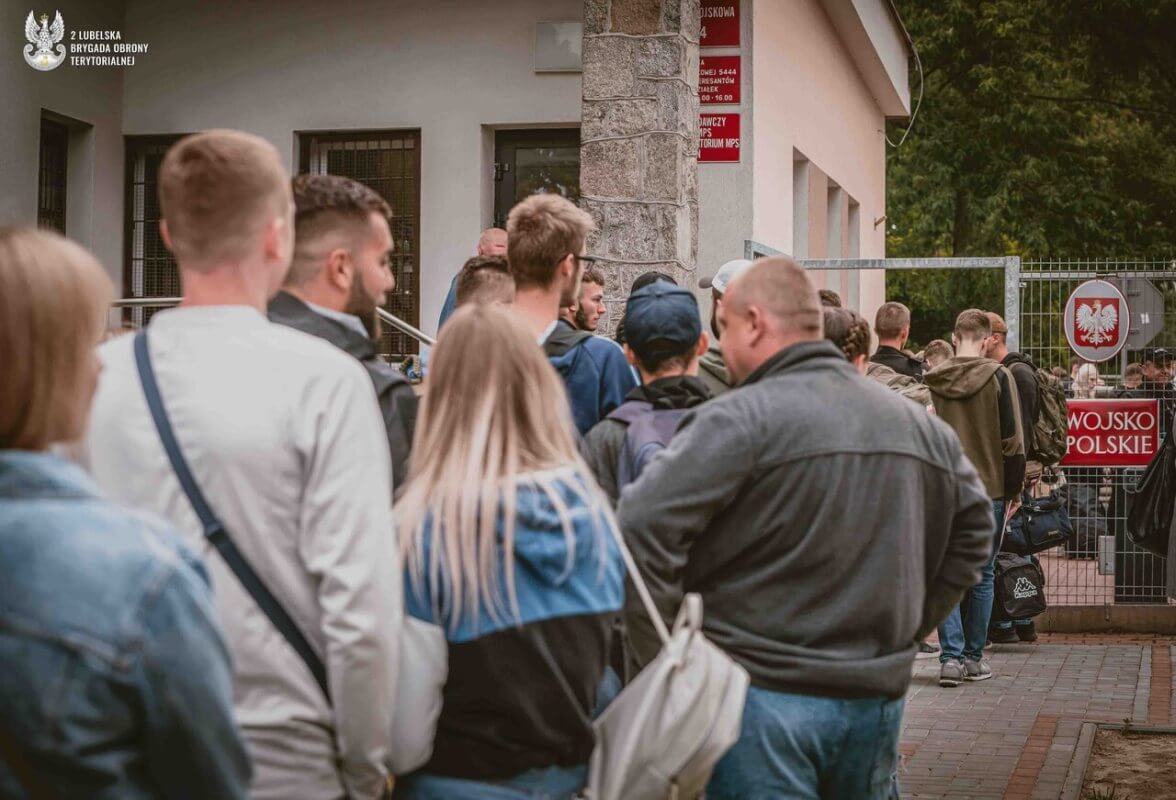 Ochotnicy tłumnie przybywają na szkolenia wojskowe organizowane przez 2 LBOT. Ostatni nabór we wrześniu 3 Wakacje z WOT Rekrutacja