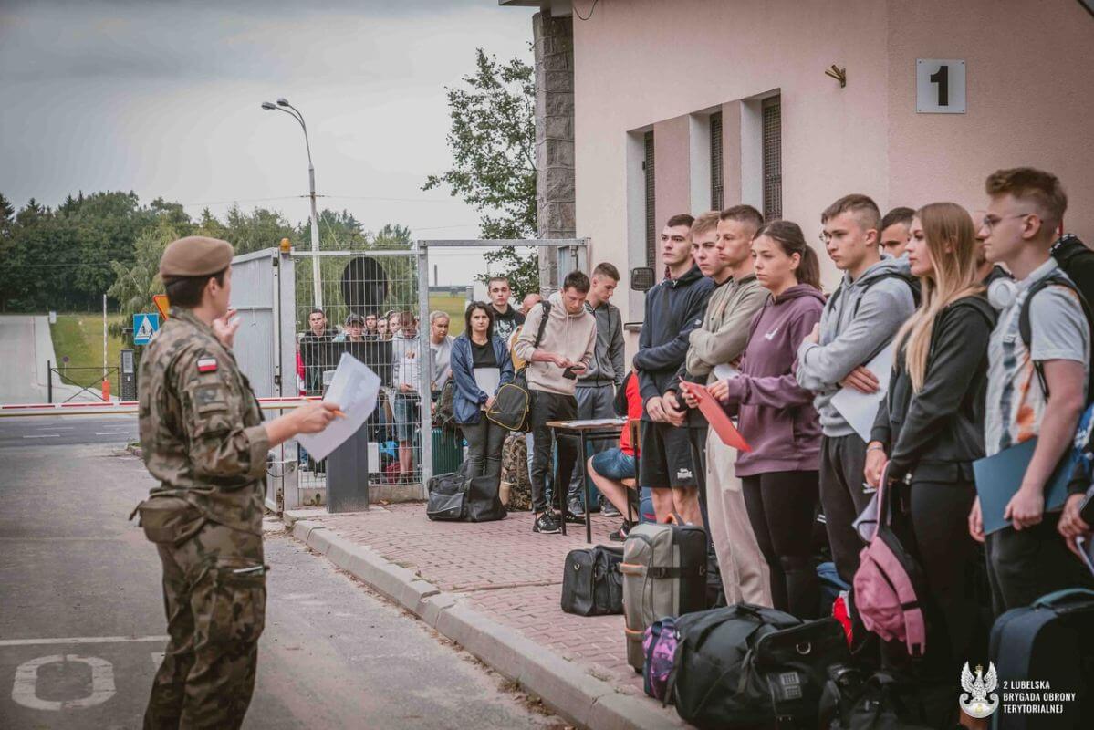 Ochotnicy tłumnie przybywają na szkolenia wojskowe organizowane przez 2 LBOT. Ostatni nabór we wrześniu 5 Wakacje z WOT Rekrutacja 2