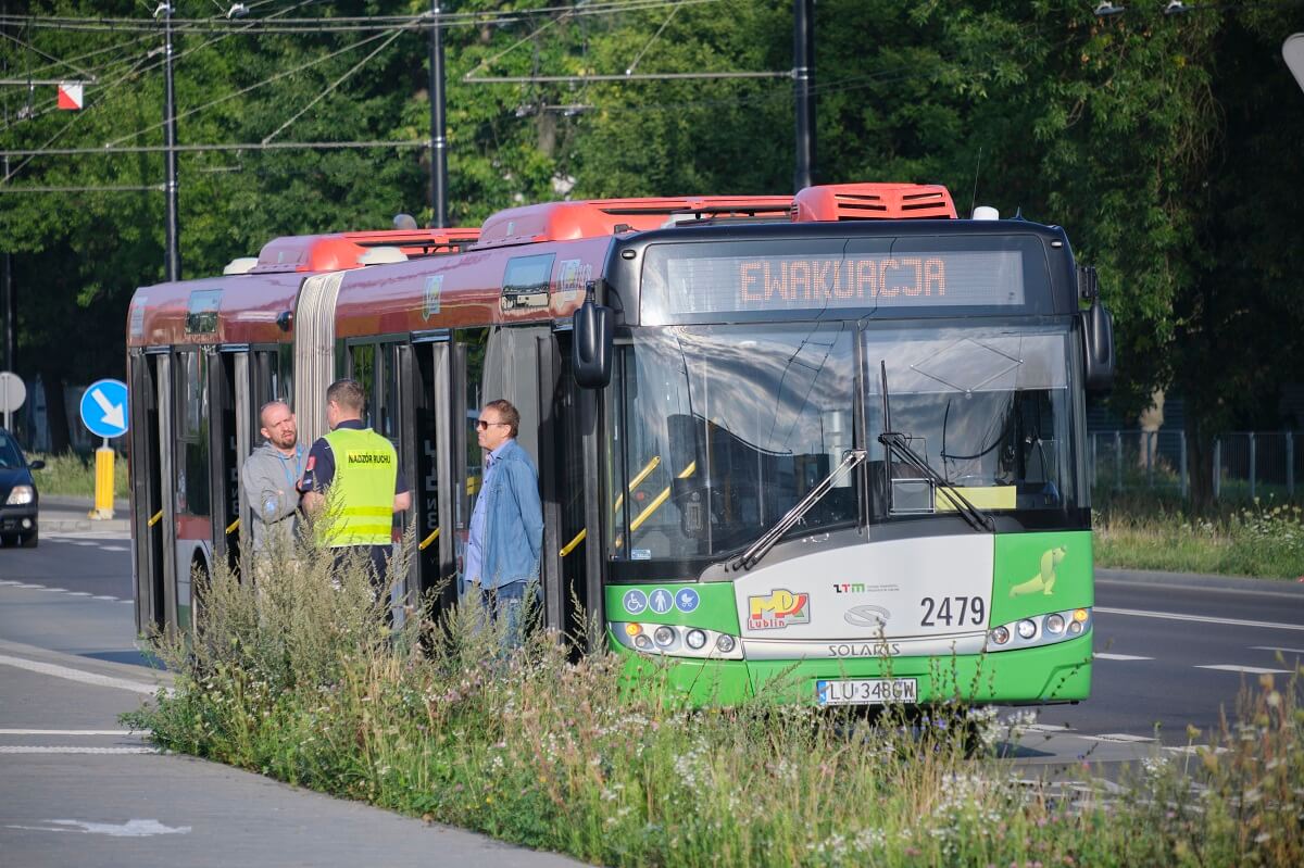 Ewakuacja z powodu niewybuchu przy ul. Wrońskiej. Mieszkańcy muszą opuścić swoje mieszkania do godziny 11:00 4 Autobusy EWAKUACJA oczekujące w wyznaczonych miejscach