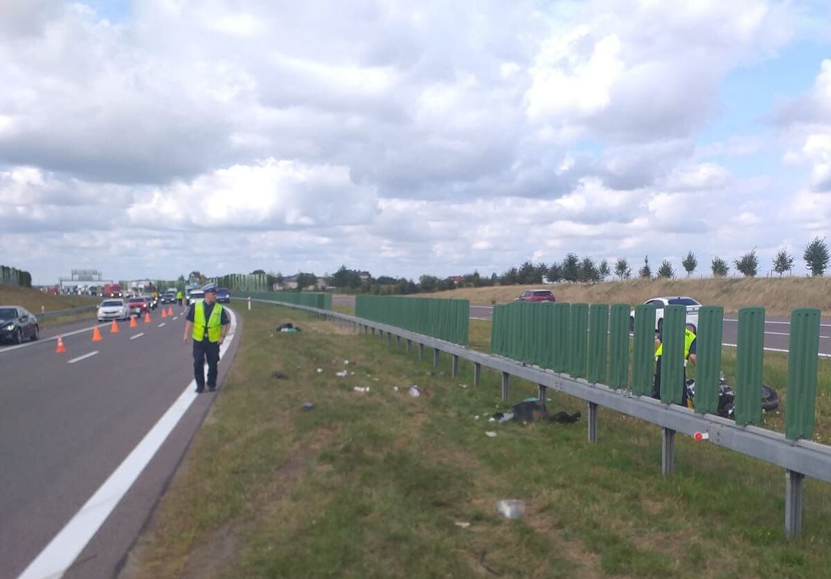 Koszmar na ekspresówce pod Lublinem. Motocyklista wypadł z drogi i uderzył w bariery. Zginął na miejscu 1 Motocyklista uderzył w bariery oddzielające pasy na S17