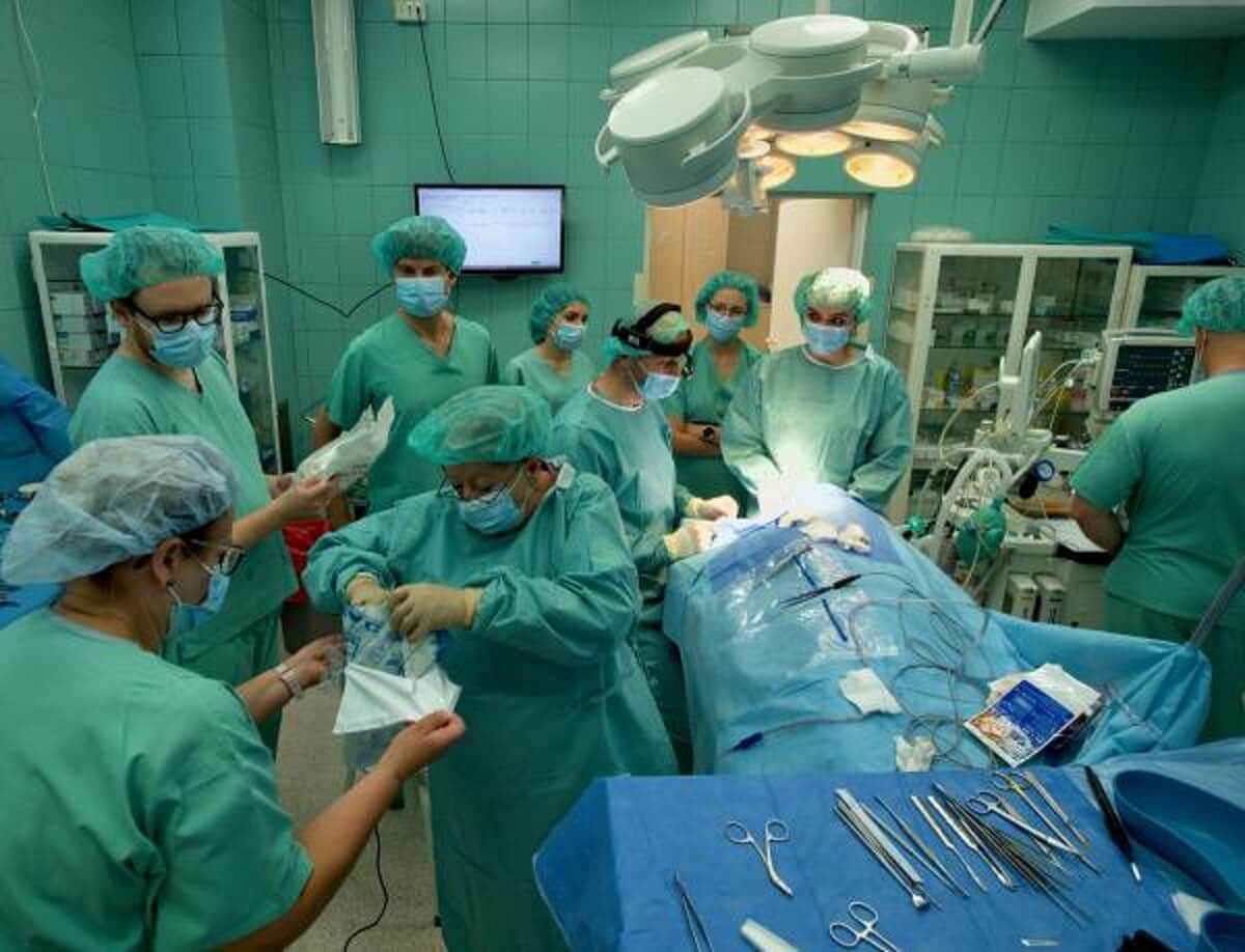 Lekarze z Lublina przeprowadzili nowatorską operację u młodej pacjentki. Odtworzyli skórę głowy 1 Operacja odtworzenia skóry głowy przeprowadzona przez lekarzy SPSK 1