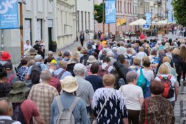 Kierowców w Lublinie czeka gorący poniedziałek. Pielgrzymka, marsz i zamknięte ulice