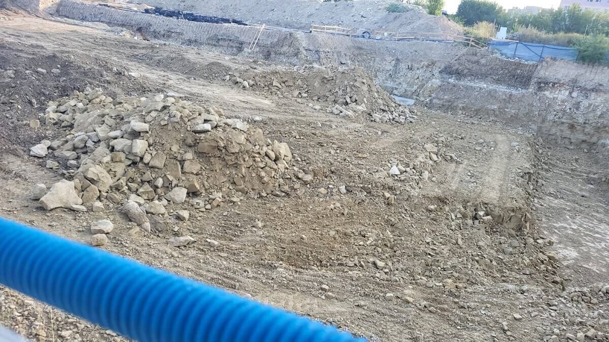 W południe saperzy przystąpią do usunięcia z placu budowy pocisku o masie blisko ćwierć tony. Mamy zdjęcia z miejsca 1 Pocisk na budowie przy ul. Wrońskiej
