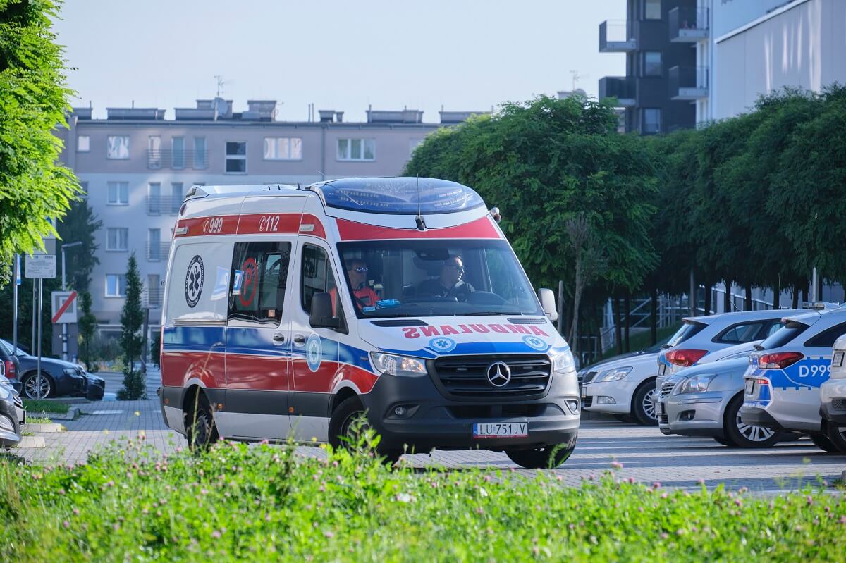 Ewakuacja z powodu niewybuchu przy ul. Wrońskiej. Mieszkańcy muszą opuścić swoje mieszkania do godziny 11:00 2 Pogotowie ratunkowe nieopodal miejsca znalezienia niewybuchu