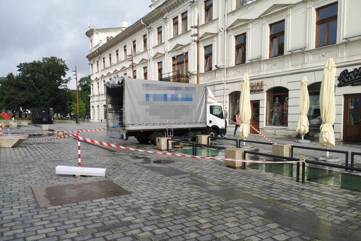 Uszkodzona atrakcja turystyczna w Lublinie w końcu doczekała się naprawy... Po prawie 9 miesiącach 1 Wymiana szyby w oknie czasu