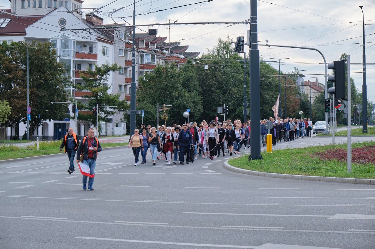 Lublin. Tysiące wiernych w asyście policji ruszyło w sobotni poranek do Wąwolnicy 1 Pielgrzymka z Lublina do Wąwolnicy
