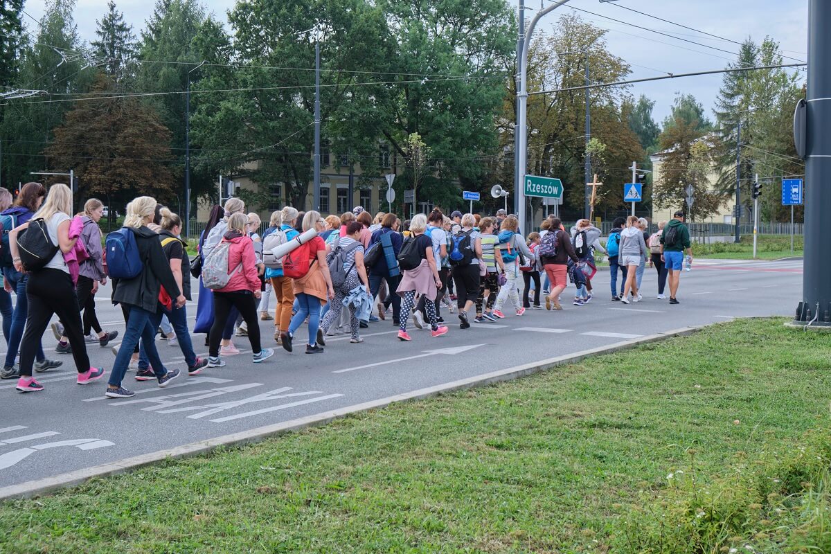 Lublin. Tysiące wiernych w asyście policji ruszyło w sobotni poranek do Wąwolnicy 2 Pielgrzymka z Lublina do Wąwolnicy