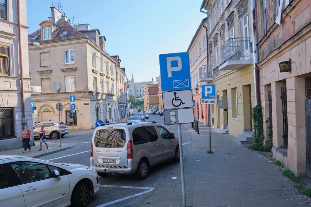Kierowcy jadący od ul. Kowalskiej nie wiedzą, że Plac Zamkowy jest nieprzejezdny