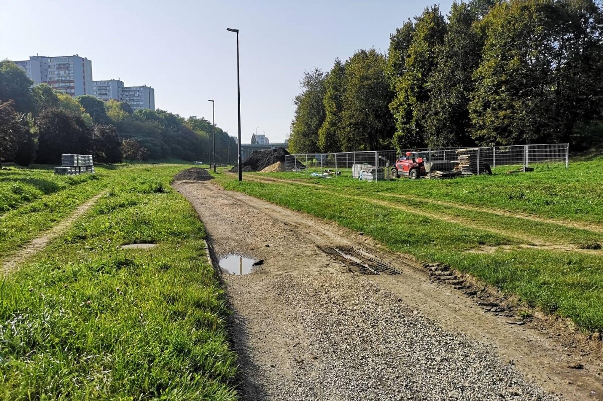 Piesi zyskają nową alejkę spacerową, a rowerzyści ścieżkę rowerową. Trwają prace w wąwozie Rury 1 Budowa alejki spacerowej i ścieżki rowerowej w wąwozie Rury