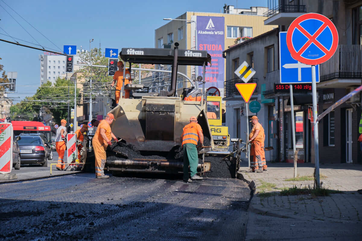 Przebudowa ważnych węzłów komunikacyjnych. Samsonowicza i Diamentowa z nową infrastrukturą za 28 mln zł 2 Drogowcy układają asfalt na remontowanym odcinku ul. Nadbystrzyckiej