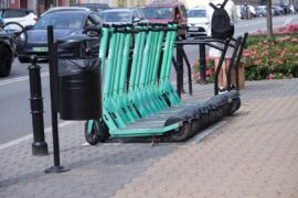 hulajnogi bolt zaparkowane na specjalnym miejscu parkingowym