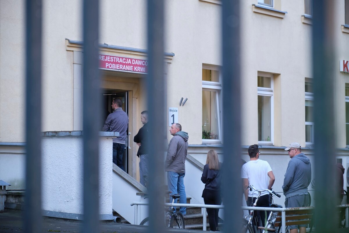 Kibice Motoru Lublin ruszyli oddać krew. Do zgarnięcia darmowe bilety na niedzielny finałowy mecz 1 Kolejka dawców przed punktem rejestracji RCKiK w Lublinie