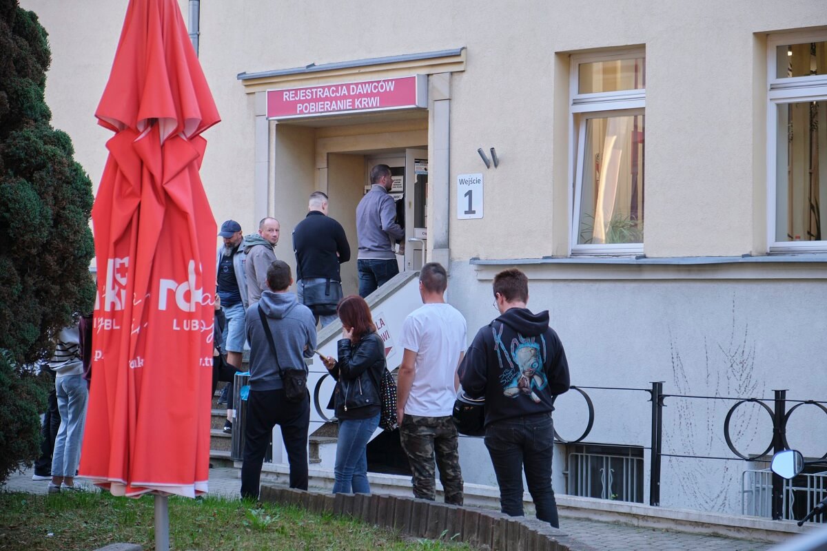 Kibice Motoru Lublin ruszyli oddać krew. Do zgarnięcia darmowe bilety na niedzielny finałowy mecz 2 Kolejka dawców przed punktem rejestracji RCKiK w Lublinie