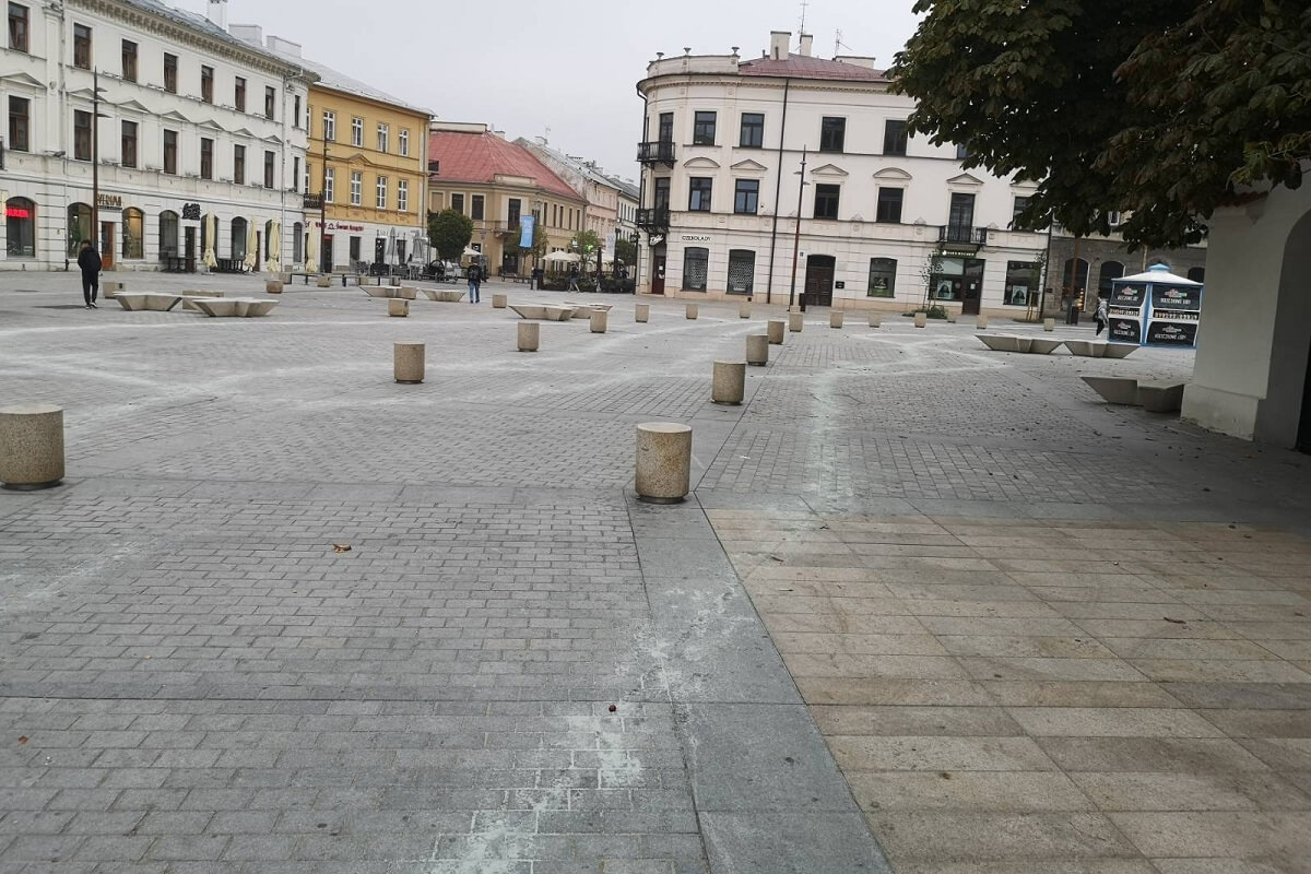 „Tajemnicze” kręgi na Placu Litewskim. Co tam się stało? Mieszkańcy zaciekawieni 2 Biały proszek na Placu Litewskim