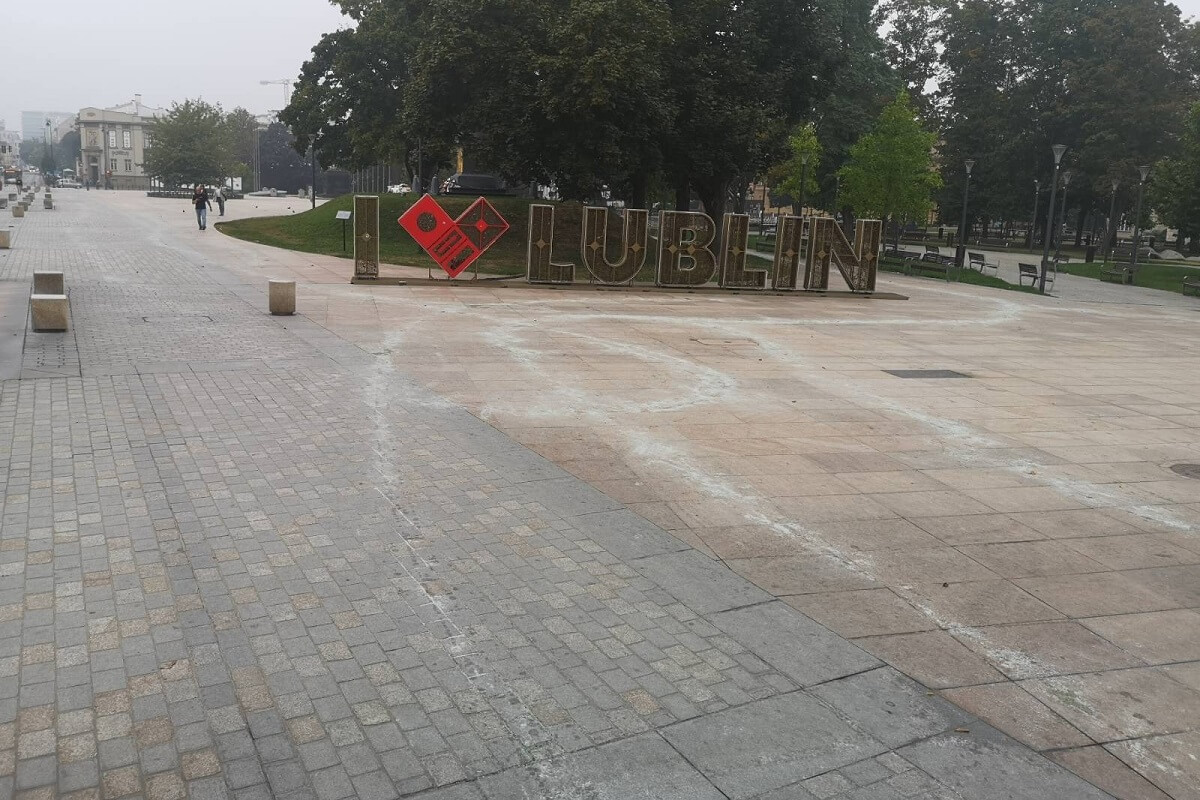 „Tajemnicze” kręgi na Placu Litewskim. Co tam się stało? Mieszkańcy zaciekawieni 1 Biały proszek na Placu Litewskim