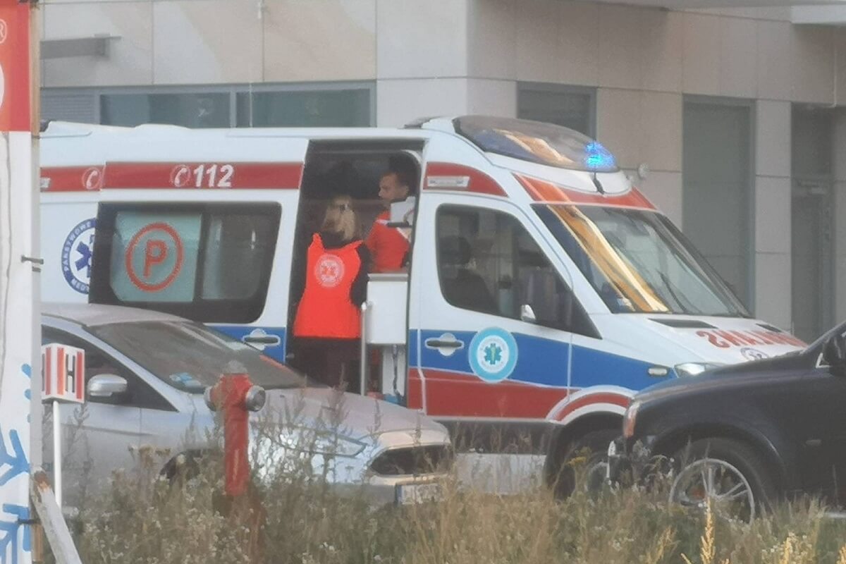 Młoda kobieta wyszła na balkon, a za nią zatrzasnęły się drzwi. Z pomocą ruszyli strażacy 2 Ratownicy medyczni zajęli się młodą kobietą