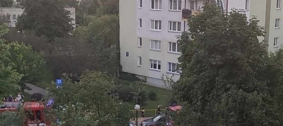 Brak kontaktu z kobietą zaniepokoił bliskich. Strażacy musieli wejść do mieszkania przez balkon 1 Strażacy przy pomocy podnośnika koszowego weszli do mieszkania na 5. piętrze