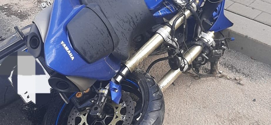 Groźny wypadek na wyjeździe z Lublina. Motocykl zderzył się z Boltem. Droga zablokowana 1 Yamaha po zderzeniu z toyotą