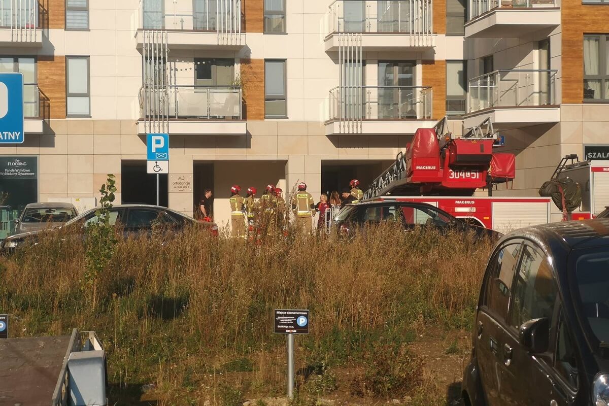 Młoda kobieta wyszła na balkon, a za nią zatrzasnęły się drzwi. Z pomocą ruszyli strażacy 1 Zatrzasnęła się na balkonie mieszkania przy ul. Wojciechowskiej