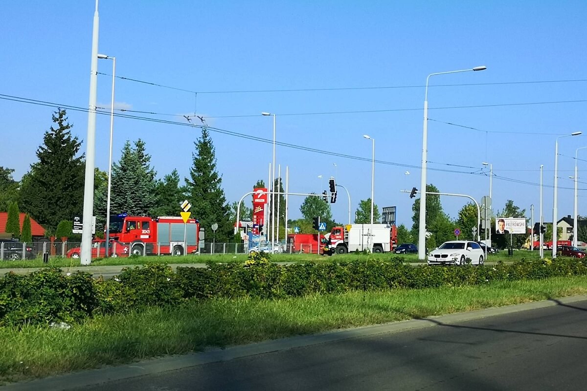 Bus firmy kurierskiej zderzył się z innym busem na skrzyżowaniu. Jedna osoba trafiła do szpitala 1 Zderzenie dwóch busów na skrzyżowaniu ul. Mełgiewskiej