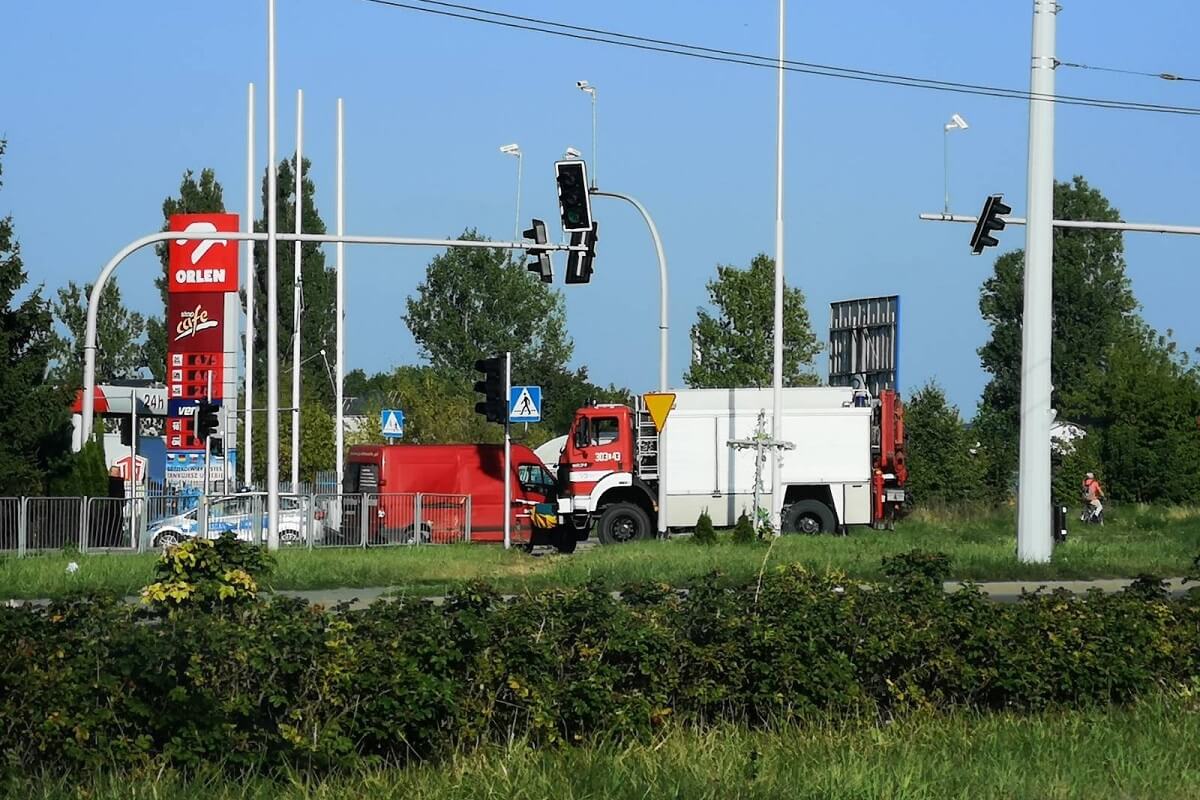 Bus firmy kurierskiej zderzył się z innym busem na skrzyżowaniu. Jedna osoba trafiła do szpitala 2 Zderzenie dwóch busów na skrzyżowaniu ul. Mełgiewskiej
