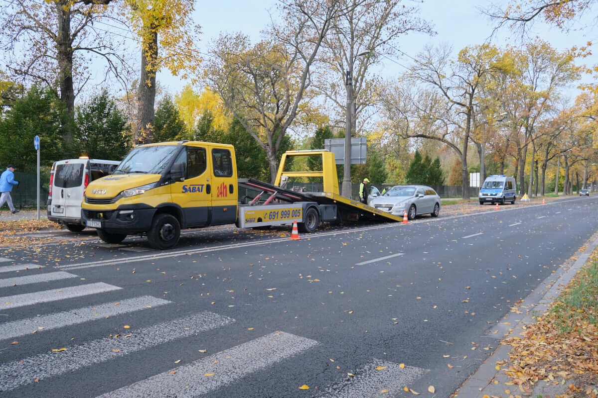 Najechała na leżące na jezdni widły, te uszkodziły bak paliwa. Z peugeota zaczęło wyciekać paliwo 1 Wyciek paliwa z Peugeota na al. Piłsudskiego