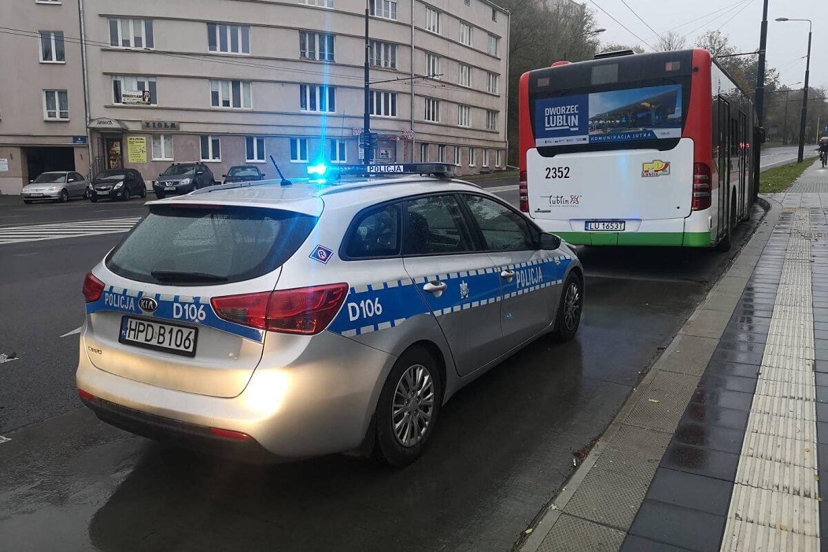 Kierowca autobusu chciał uniknąć zderzenia z osobówką i gwałtownie zahamował. Jeden z pasażerów rozbił szybę 1 Kierowca autobusu MPK Lublin na linii nr 31 gwałtownie zahamował, by uniknąć zderzenia z autem
